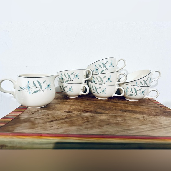 Vintage blue floral design Tea/coffee cups w/creamer - Picture 1 of 10